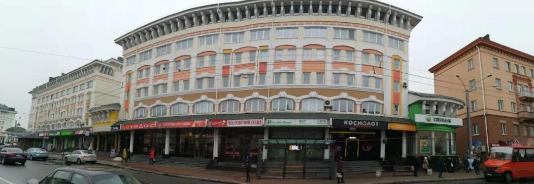 Big Apartment In Rivne Center エクステリア 写真