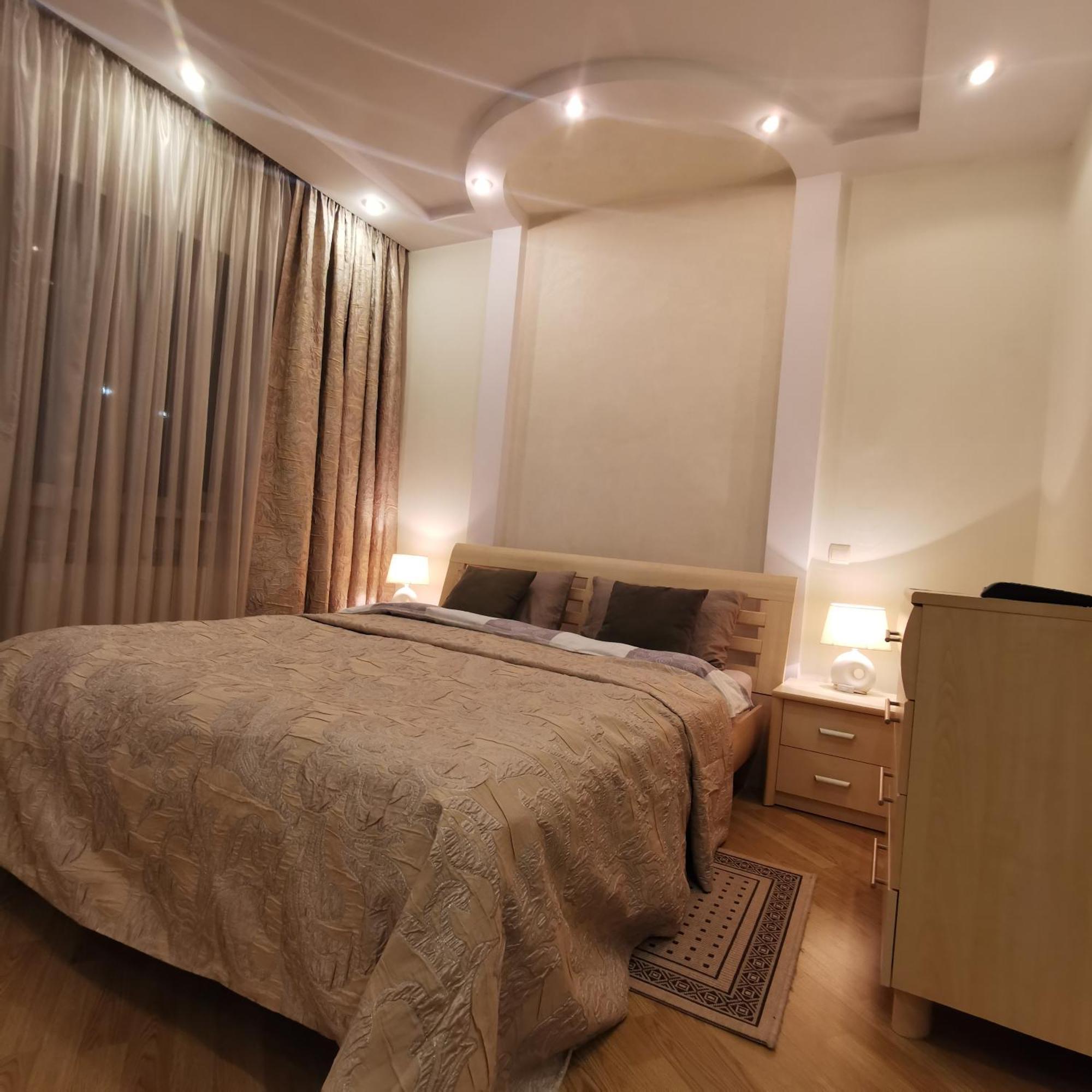 Big Apartment In Rivne Center エクステリア 写真