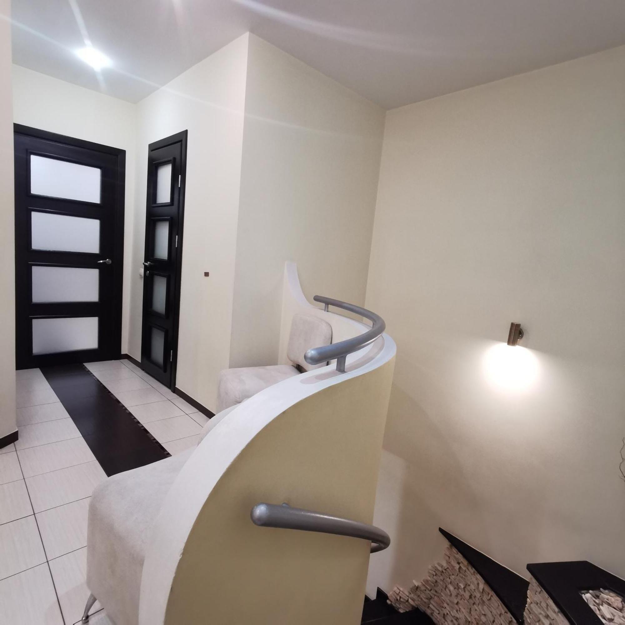 Big Apartment In Rivne Center エクステリア 写真