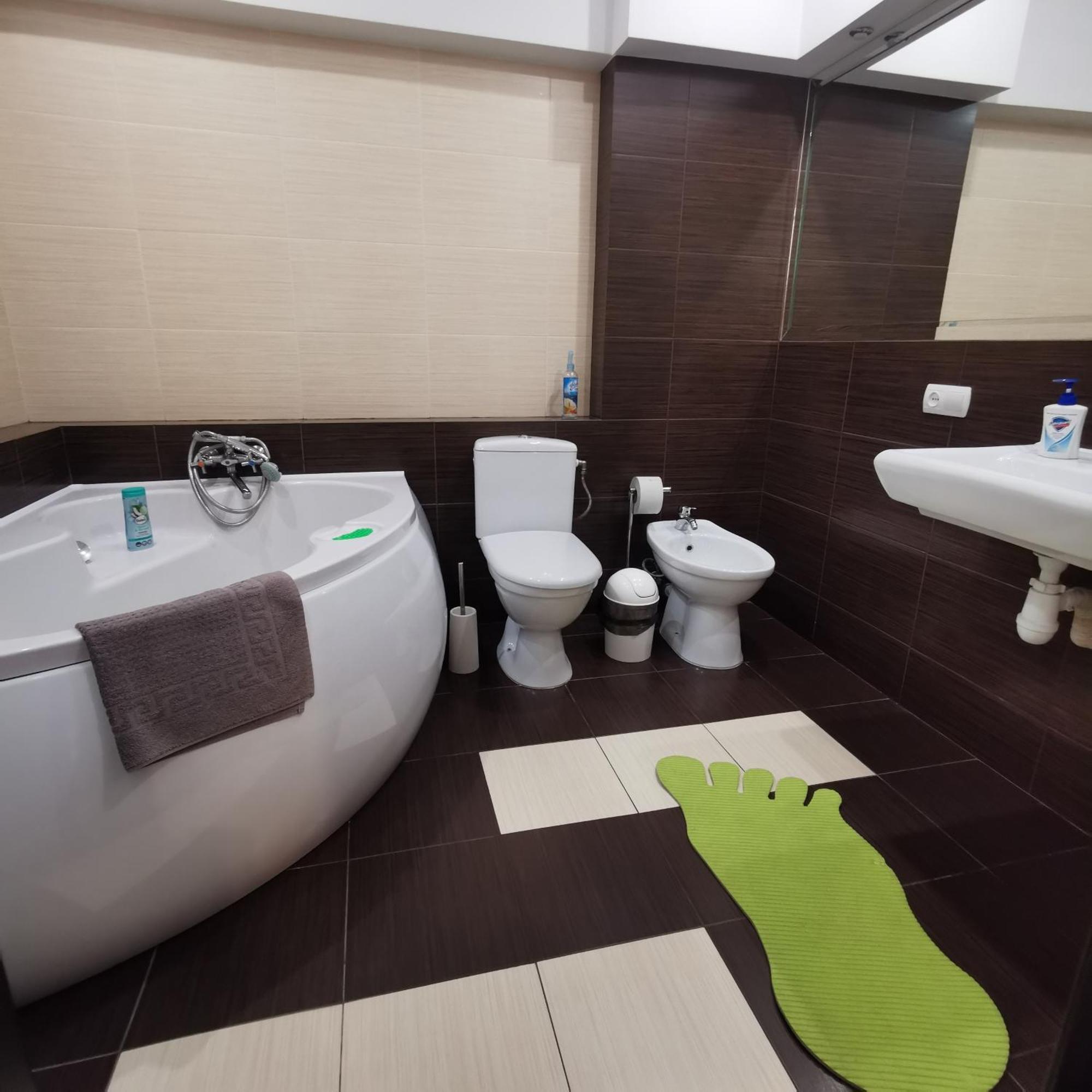 Big Apartment In Rivne Center エクステリア 写真