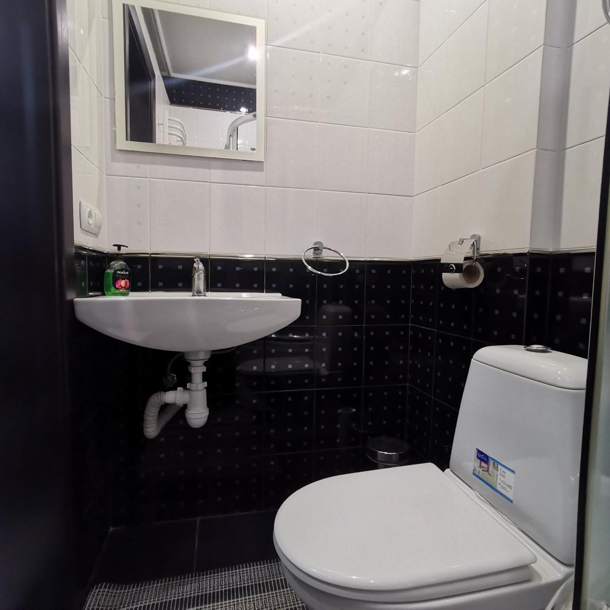 Big Apartment In Rivne Center エクステリア 写真