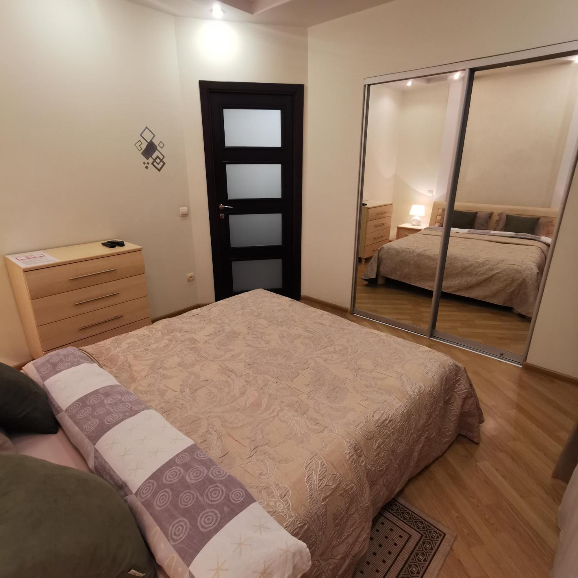 Big Apartment In Rivne Center エクステリア 写真