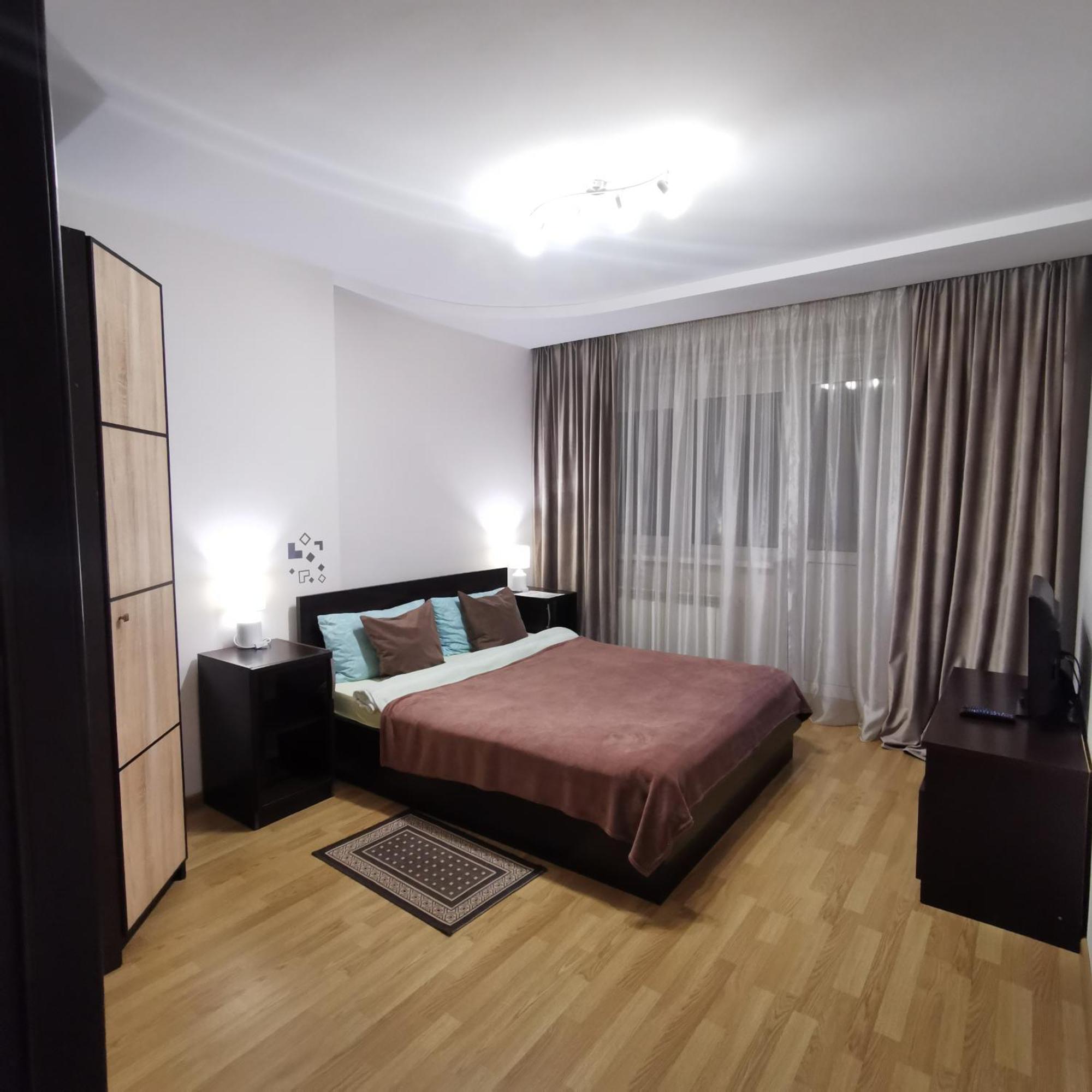 Big Apartment In Rivne Center エクステリア 写真