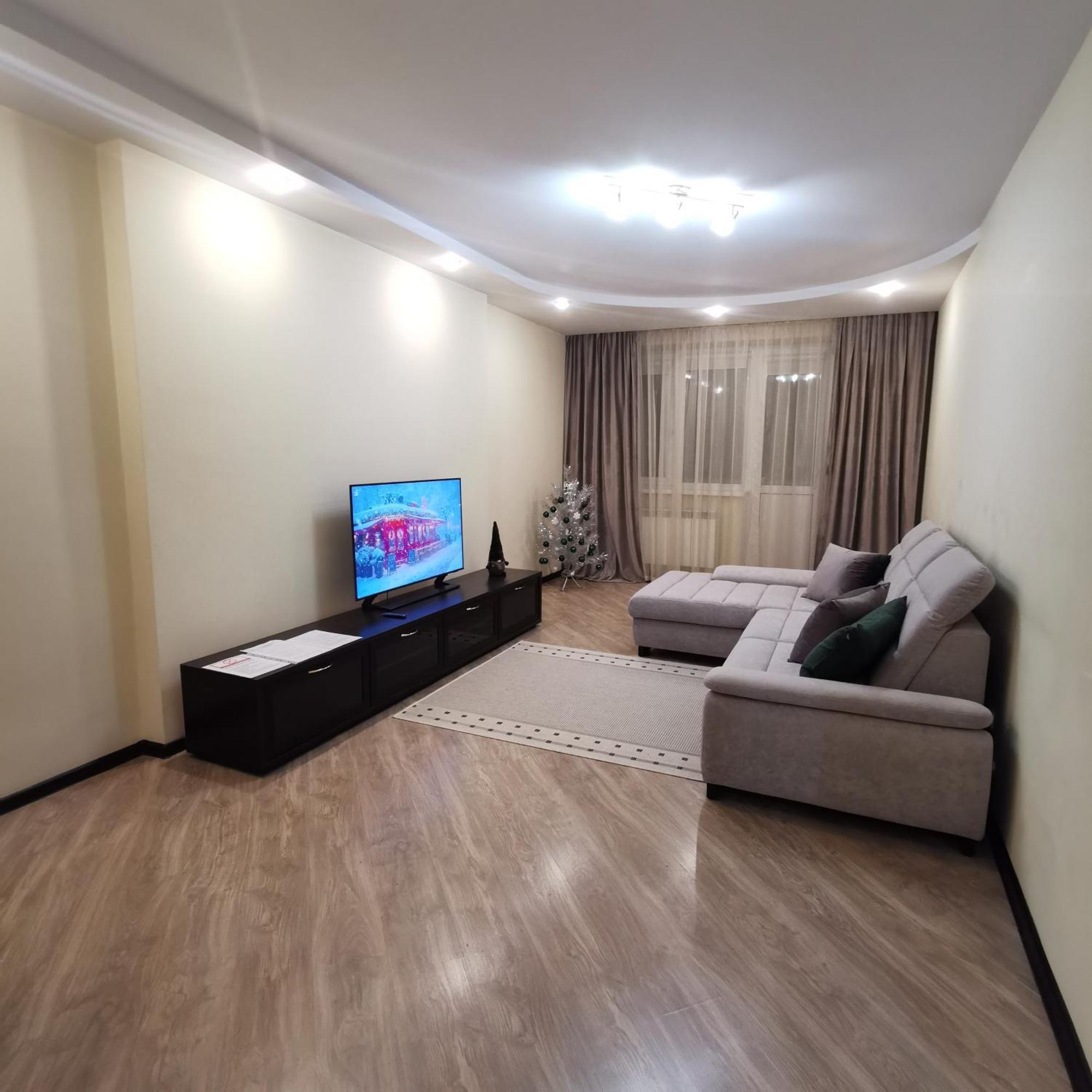 Big Apartment In Rivne Center エクステリア 写真