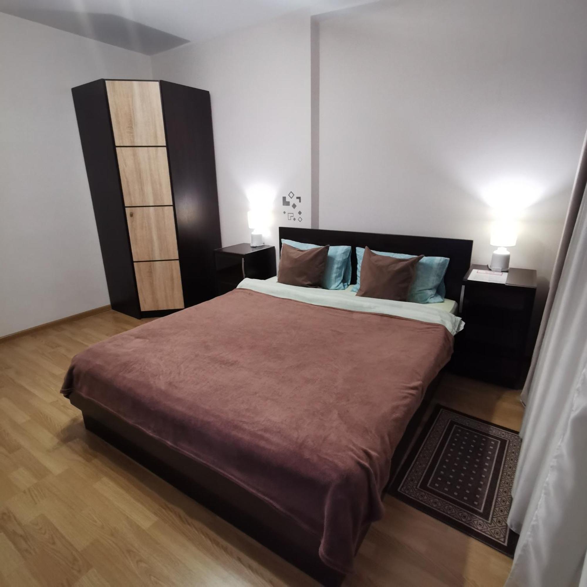 Big Apartment In Rivne Center エクステリア 写真