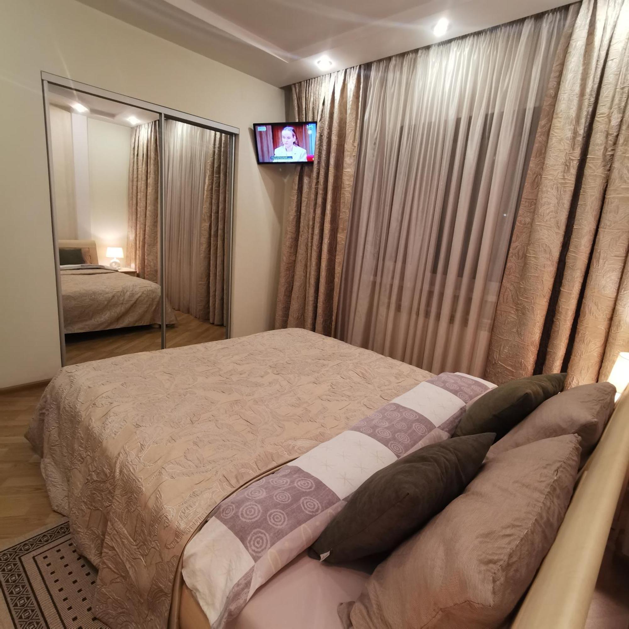 Big Apartment In Rivne Center エクステリア 写真