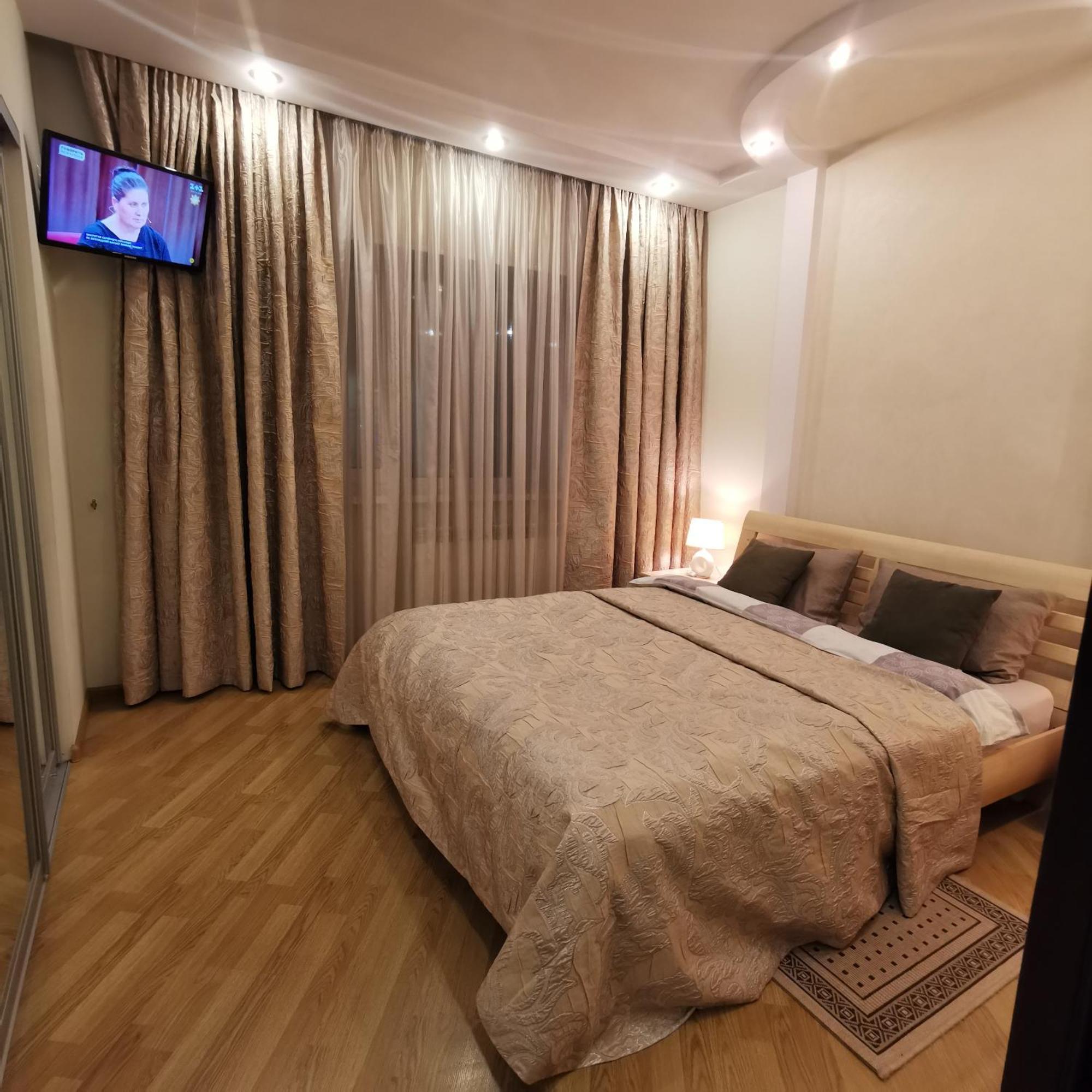 Big Apartment In Rivne Center エクステリア 写真